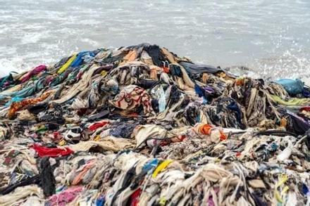 Giật mình với núi quần áo cũ nằm chình ình trên bãi biển châu Phi