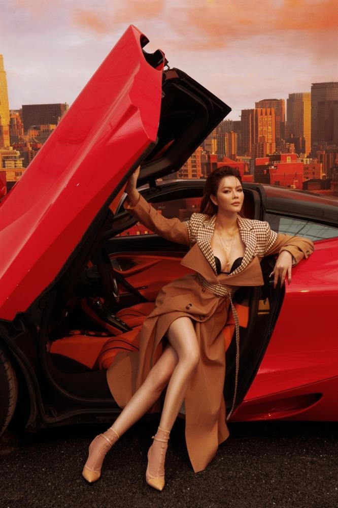 Lý Nhã Kỳ học Ngọc Trinh, Hồng Nhung mốt phơi nội y kém duyên-1