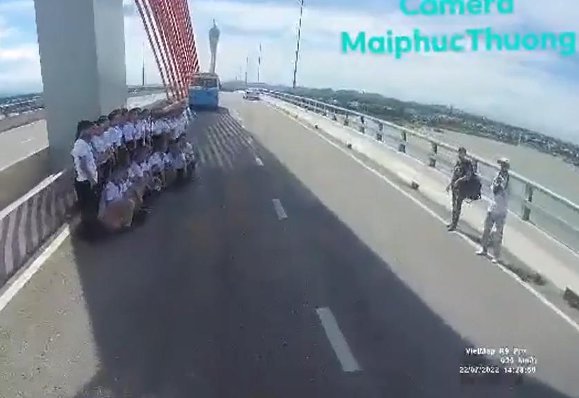Tài xế hết vía, ngã vật khi thấy 20 người dàn hàng chụp ảnh trên cầu-1