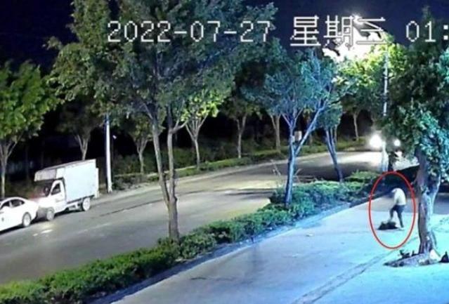 Người phụ nữ Trung Quốc bị chồng đánh đập đến bất tỉnh giữa đường-1