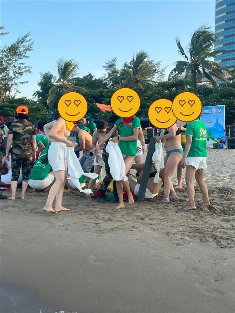 Đoàn người trần như nhộng chơi team building ở Cửa Lò-3