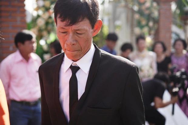 Nghẹn ngào cha sáng bán nước đá, chiều tất tả tới đám cưới con-2