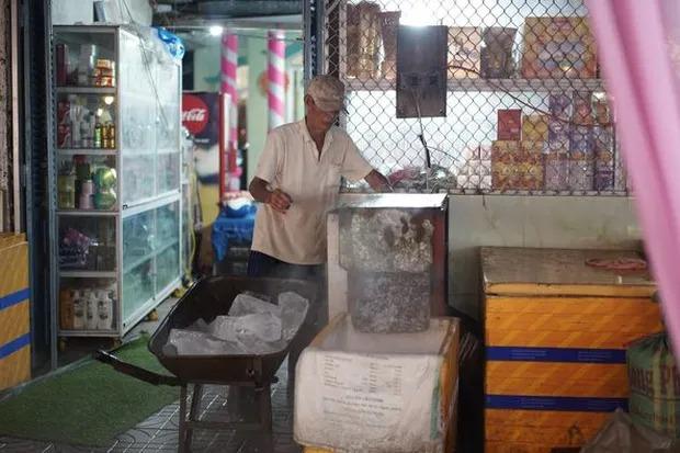 Nghẹn ngào cha sáng bán nước đá, chiều tất tả tới đám cưới con-1