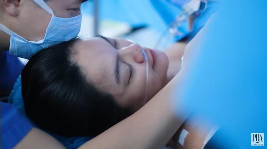 Bạn trai bí ẩn không rời một phút khi Phạm Quỳnh Anh lâm bồn-8