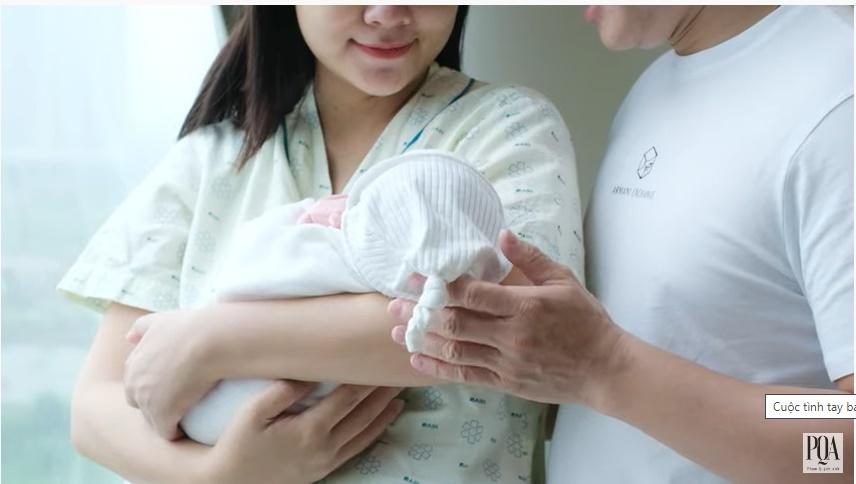 Bạn trai bí ẩn không rời một phút khi Phạm Quỳnh Anh lâm bồn-11