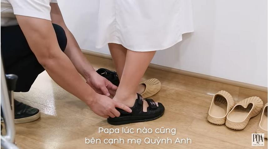 Bạn trai bí ẩn không rời một phút khi Phạm Quỳnh Anh lâm bồn-4