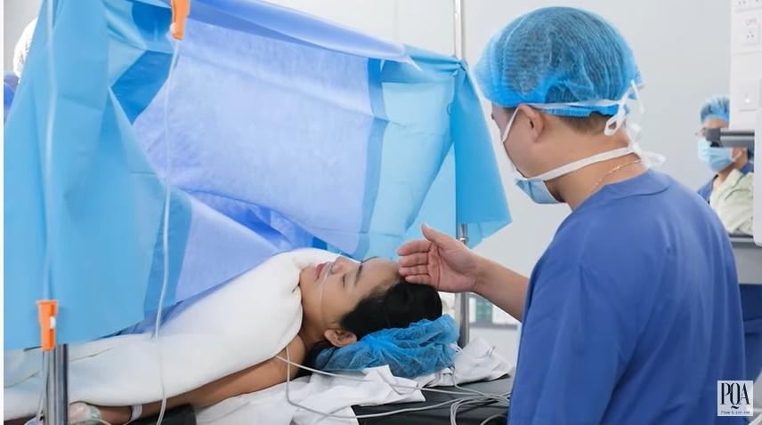 Bạn trai bí ẩn không rời một phút khi Phạm Quỳnh Anh lâm bồn-6