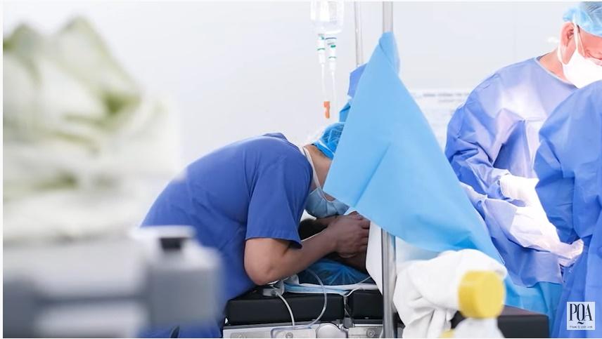 Bạn trai bí ẩn không rời một phút khi Phạm Quỳnh Anh lâm bồn-7