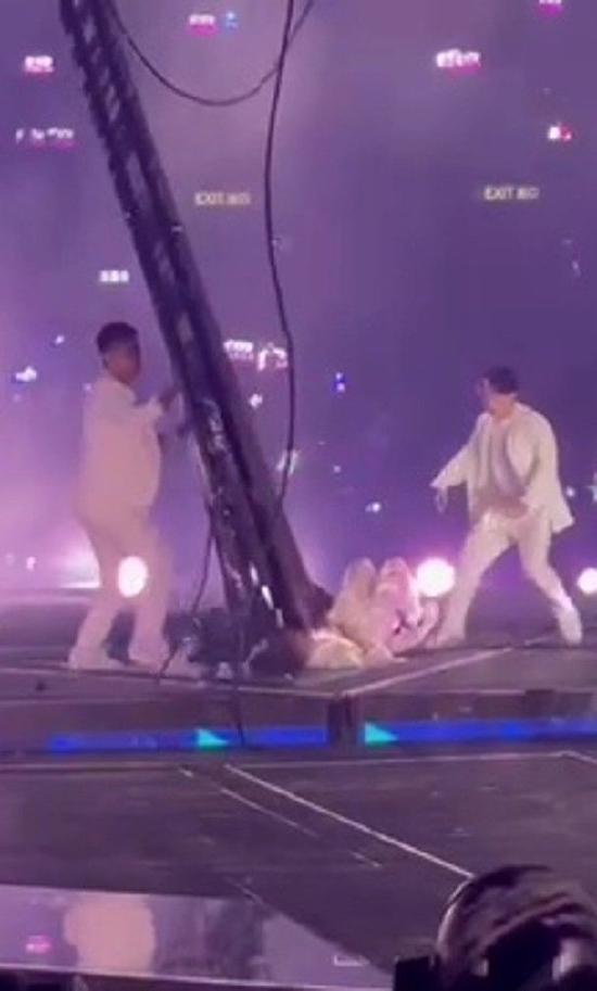 Kinh hoàng: Màn hình khổng lồ rơi đè thẳng 2 vũ công Hong Kong-3