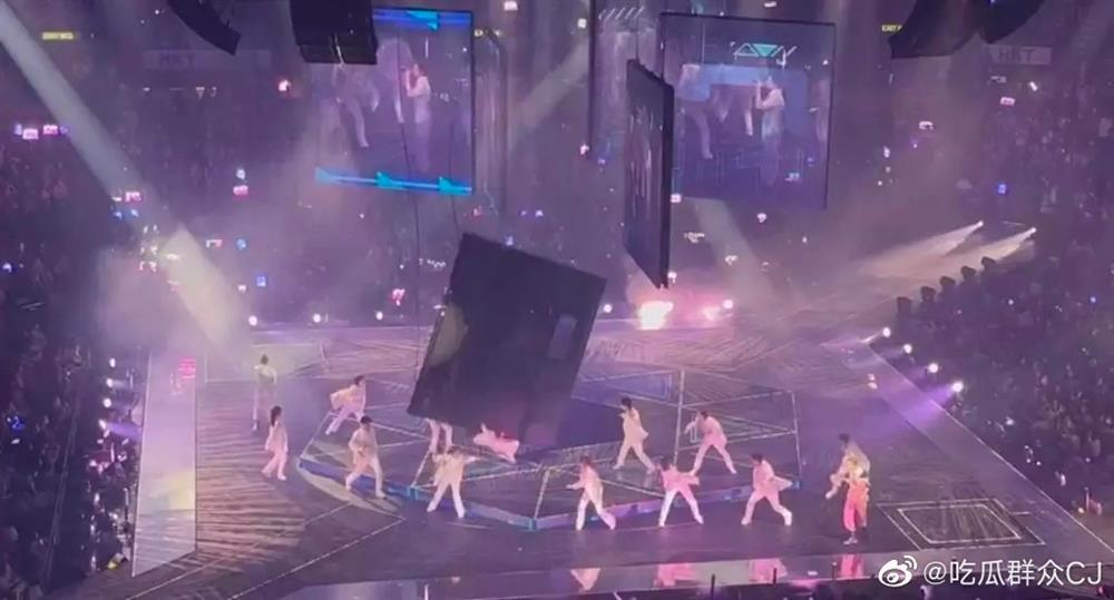 Kinh hoàng: Màn hình khổng lồ rơi đè thẳng 2 vũ công Hong Kong-4