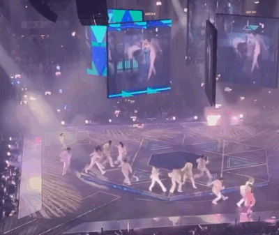 Kinh hoàng: Màn hình khổng lồ rơi đè thẳng 2 vũ công Hong Kong-1