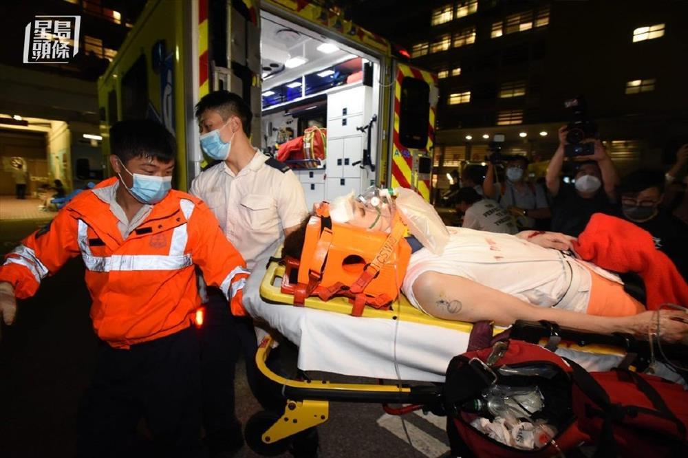 Kinh hoàng: Màn hình khổng lồ rơi đè thẳng 2 vũ công Hong Kong-6