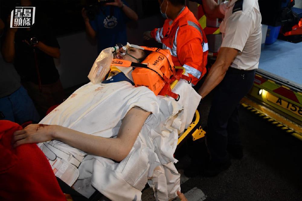 Kinh hoàng: Màn hình khổng lồ rơi đè thẳng 2 vũ công Hong Kong-7