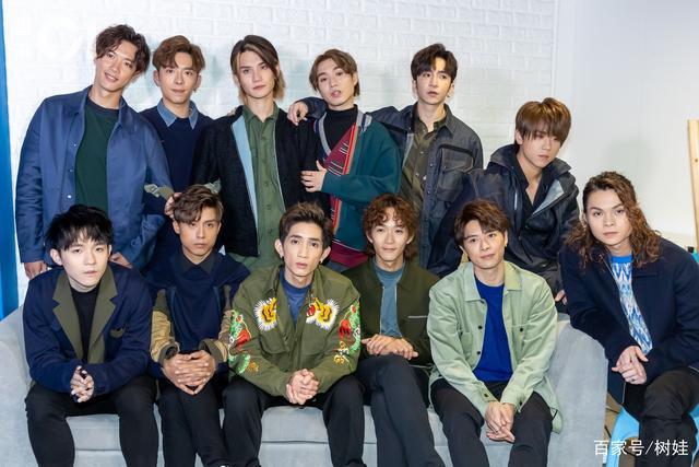 Kinh hoàng: Màn hình khổng lồ rơi đè thẳng 2 vũ công Hong Kong-8