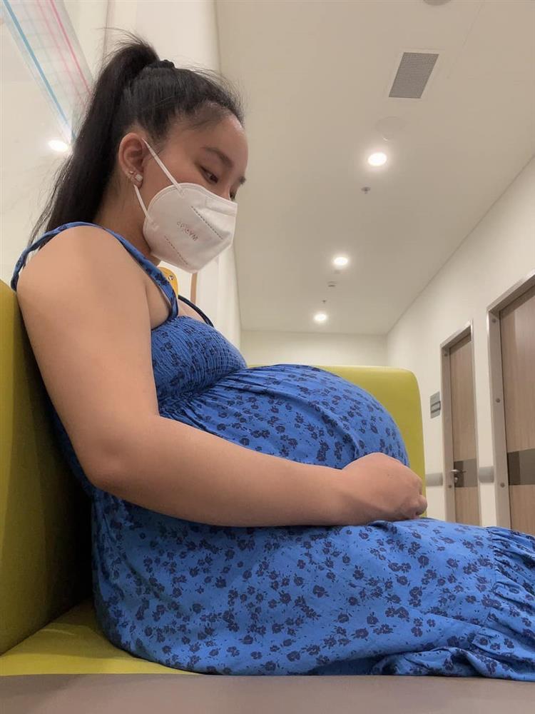 Vợ Lê Dương Bảo Lâm 9 tháng bầu mặc đúng 1 kiểu váy hàng chợ-2