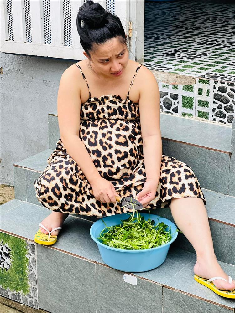 Vợ Lê Dương Bảo Lâm 9 tháng bầu mặc đúng 1 kiểu váy hàng chợ-3