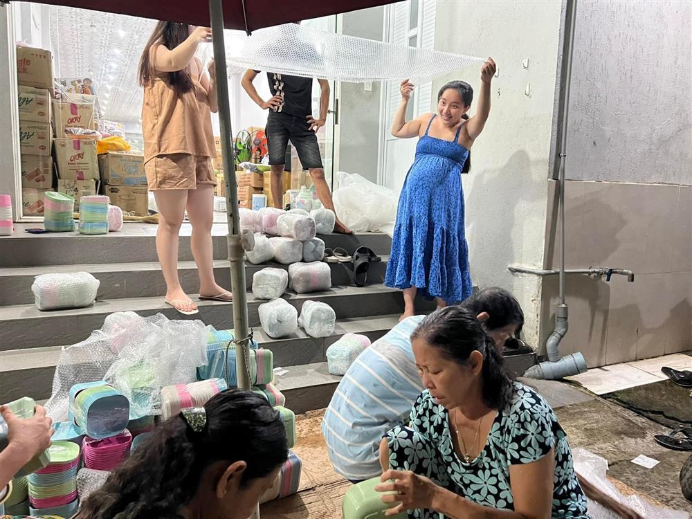 Vợ Lê Dương Bảo Lâm 9 tháng bầu mặc đúng 1 kiểu váy hàng chợ-4