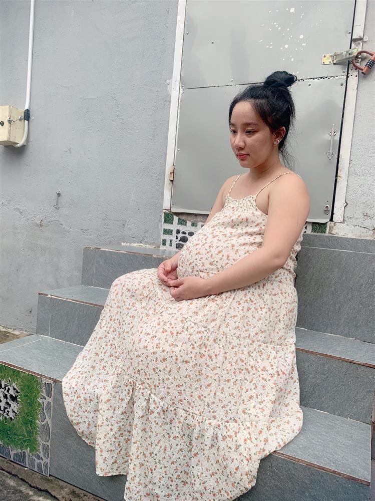 Vợ Lê Dương Bảo Lâm 9 tháng bầu mặc đúng 1 kiểu váy hàng chợ-5