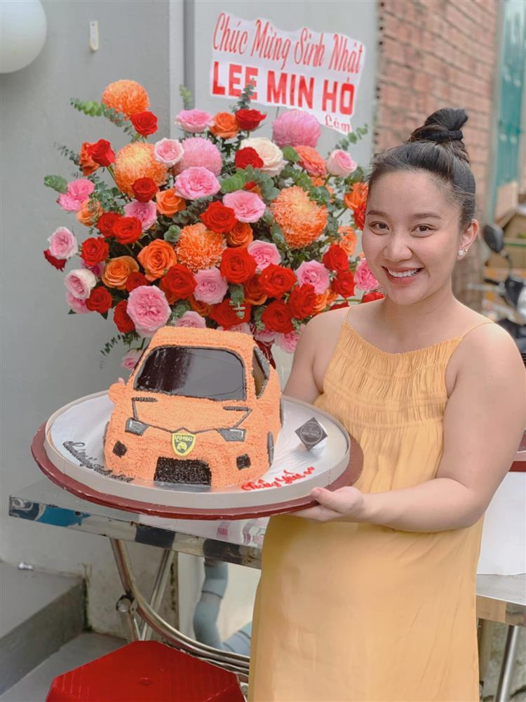 Vợ Lê Dương Bảo Lâm 9 tháng bầu mặc đúng 1 kiểu váy hàng chợ-6