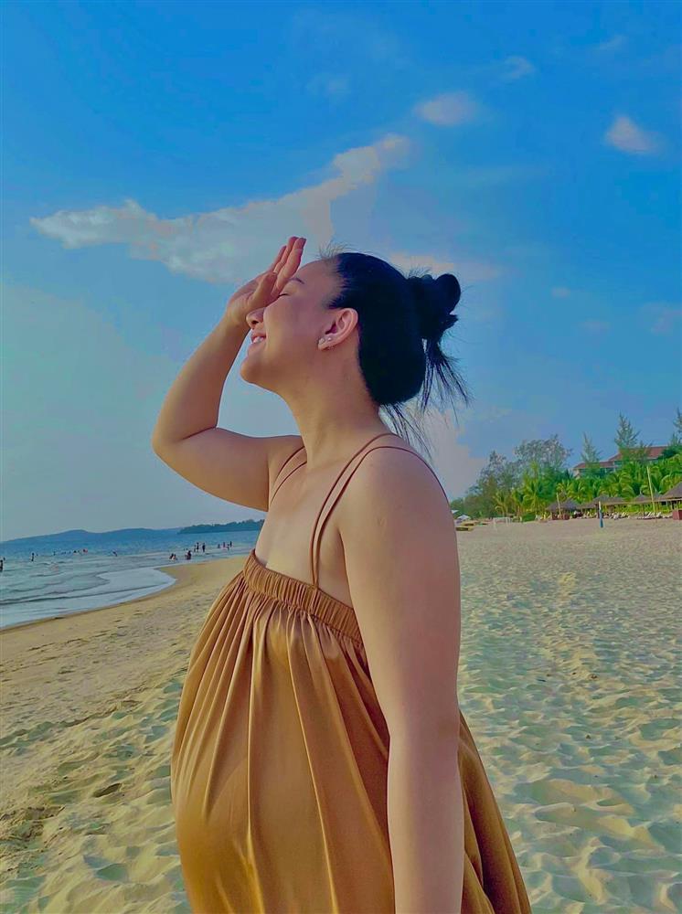 Vợ Lê Dương Bảo Lâm 9 tháng bầu mặc đúng 1 kiểu váy hàng chợ-7