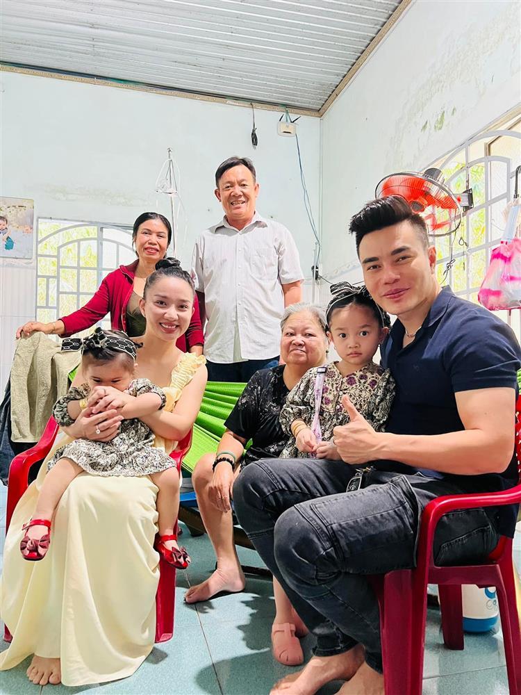 Vợ Lê Dương Bảo Lâm 9 tháng bầu mặc đúng 1 kiểu váy hàng chợ-8