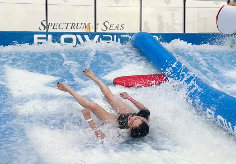 Phương Nga mặc đồ tắm quyến rũ mà qua ống kính Bình An lạ lắm-4