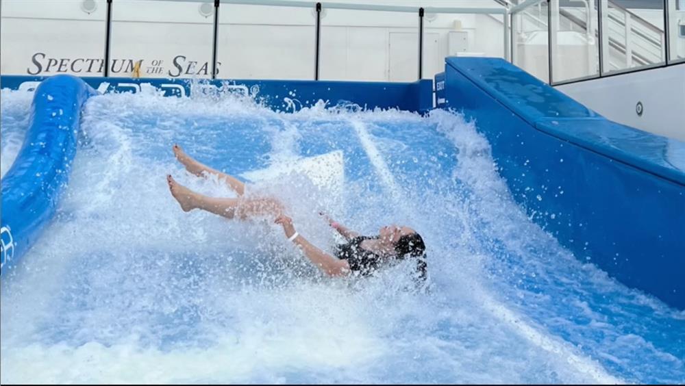 Phương Nga mặc đồ tắm quyến rũ mà qua ống kính Bình An lạ lắm-5