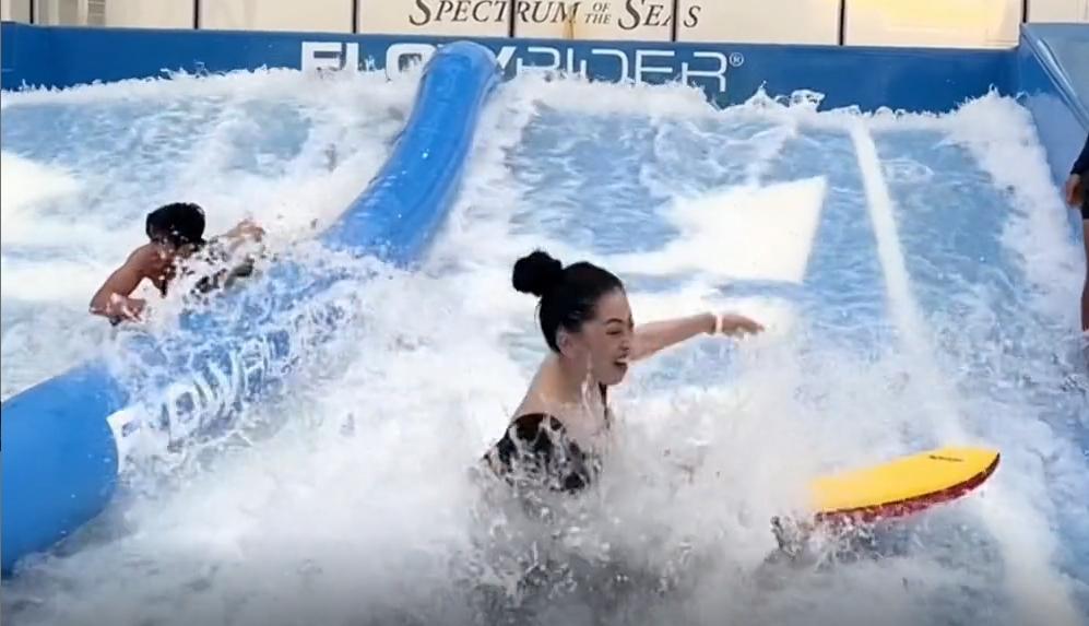 Phương Nga mặc đồ tắm quyến rũ mà qua ống kính Bình An lạ lắm-6