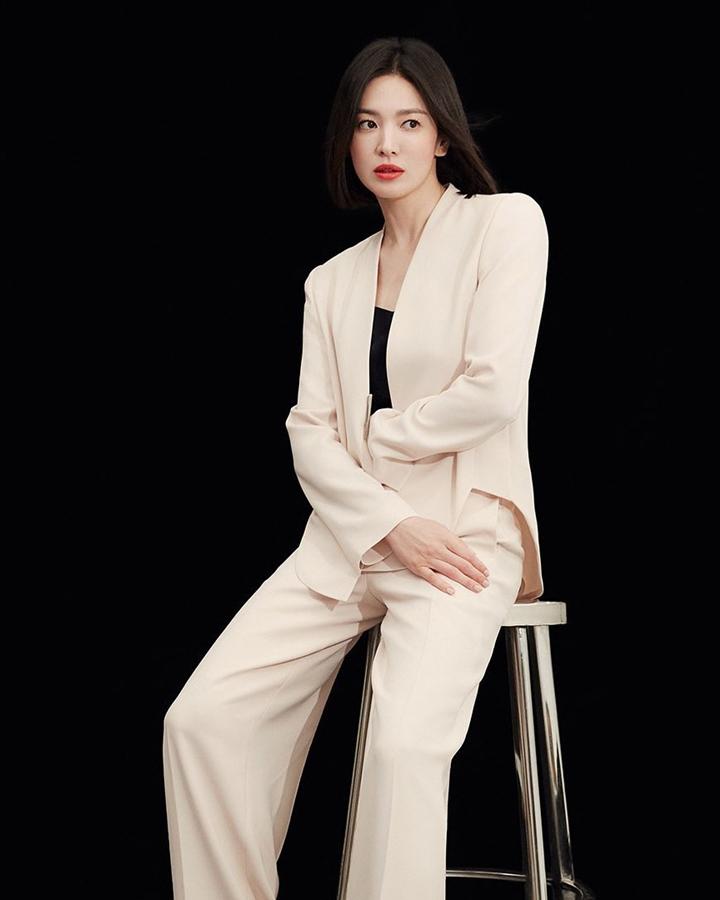 Cùng với làm sạch da, dưỡng ẩm là bước rất quan trọng trong chu trình chăm sóc da của Song Hye Kyo. Việc bổ sung đủ độ ẩm cho da cũng là chìa khóa để duy trì độ đàn hồi, hạn chế việc hình thành nếp nhăn. Người đẹp sử dụng nhiều sản phẩm có chức năng dưỡng ẩm như essence, serum, mặt nạ giúp tăng cường điều kiện lý tưởng để da phục hồi.