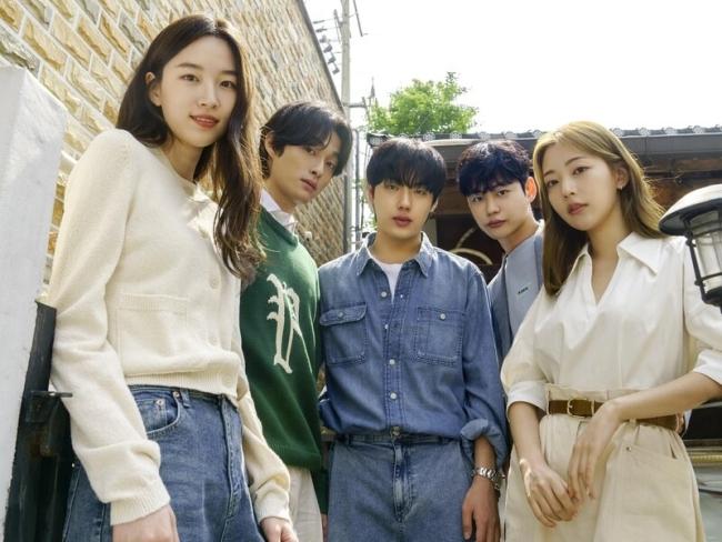 Tác phẩm chủ yếu là những gương mặt mới như Yoon Chan Young (Gong Yoon Tak), Yoon Hyun Soo (Gong Yoon Jae), Han Se Jin (Kim Gook Hee), Yang Seo Hyun (Hong Ae Ran)… Thế nhưng, với vai nữ chính Kyung Da Jung, Won Ji An nhận lời khen ngợi từ giới phê bình.