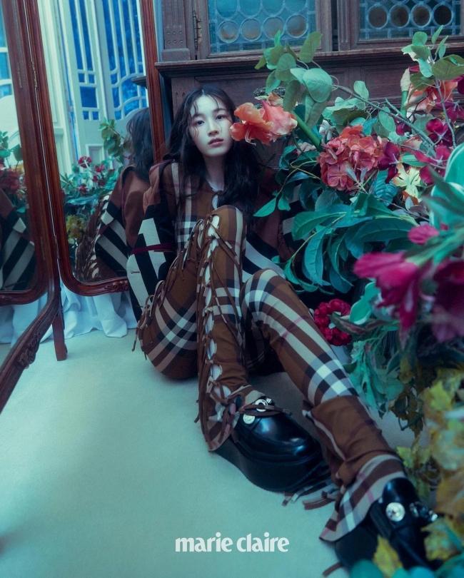 Chỉ vài tháng sau màn chào sân truyền hình, sao nữ của Hiin Entertainment tiếp tục ra mắt với vai thứ chính trong bộ phim quy tụ toàn sao - A Year-End Medley.