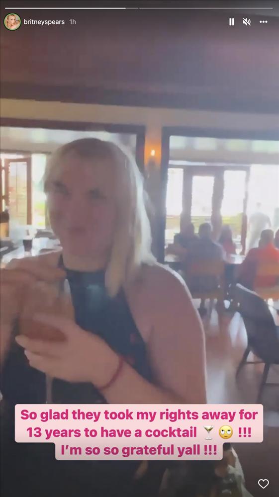 Trẻ không chơi, đến 40 tuổi Britney Spears mới lần đầu đi bar-2