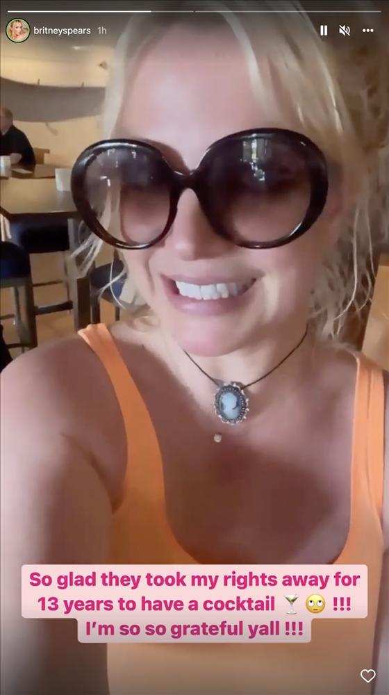 Trẻ không chơi, đến 40 tuổi Britney Spears mới lần đầu đi bar-1