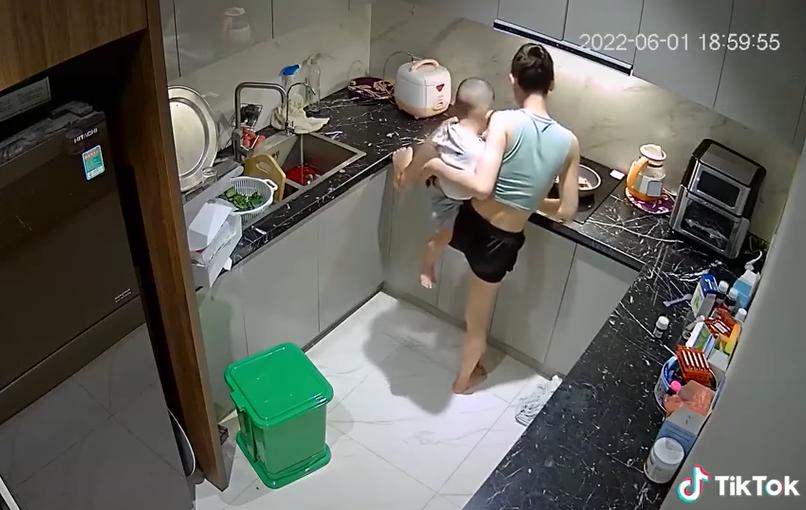 Mẹ trẻ vừa nấu cơm vừa trông con bằng chân, siêu nhân nhìn khóc thét-3