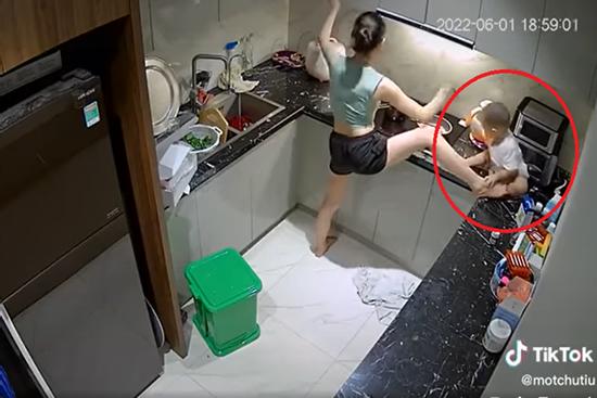 Mẹ trẻ vừa nấu cơm vừa trông con bằng chân, siêu nhân nhìn khóc thét