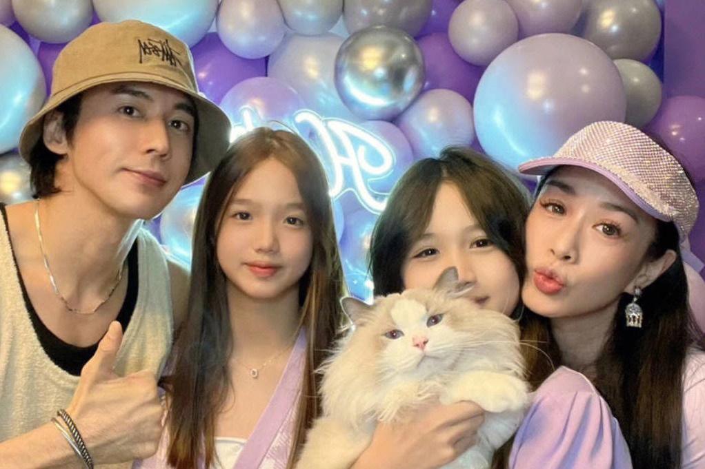 Chung Lệ Đề gây tranh cãi vì mặc váy bó màu hồng ở tuổi 51-4