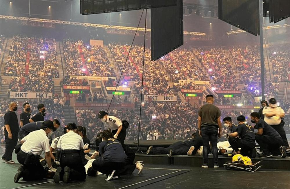 Cổ Thiên Lạc, Ngô Trác Hi cầu nguyện cho vũ công bị màn hình đè-3