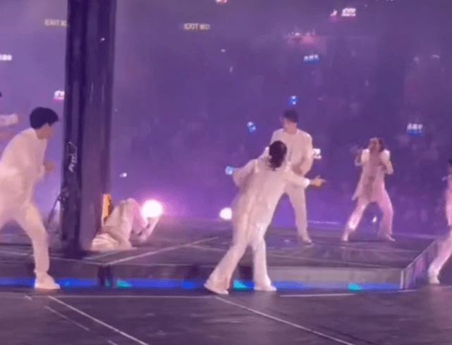 Cổ Thiên Lạc, Ngô Trác Hi cầu nguyện cho vũ công bị màn hình đè-2