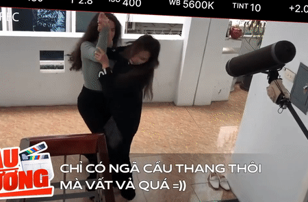 Hậu trường cảnh Thùy Dương đẩy Lã Thanh Huyền ngã cầu thang gãy cổ-2