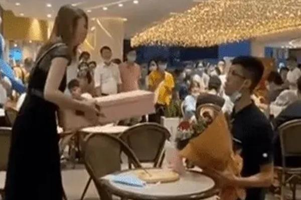 Chàng trai dắt xe cho bạn gái ngồi trên yên, dân mạng nhìn ngứa mắt-6