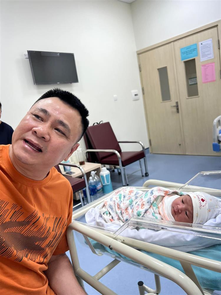 Tin showbiz Việt ngày 29/7: Wendy khoe thành tích con trai với mẹ quá cố-17