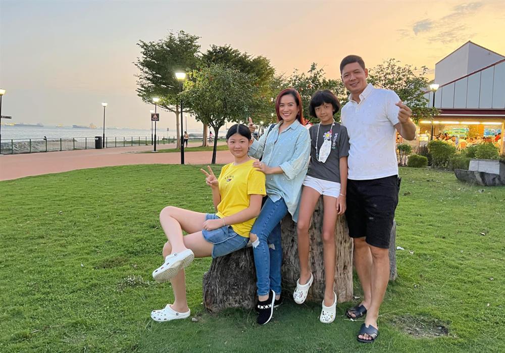 Vợ Bình Minh bị đôi chân dài như kiếm Nhật của 2 con gái chiếm sóng-2