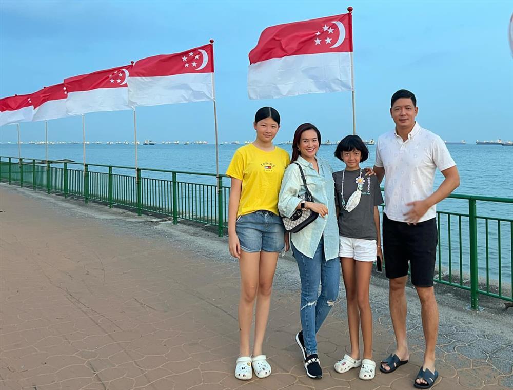 Vợ Bình Minh bị đôi chân dài như kiếm Nhật của 2 con gái chiếm sóng-5