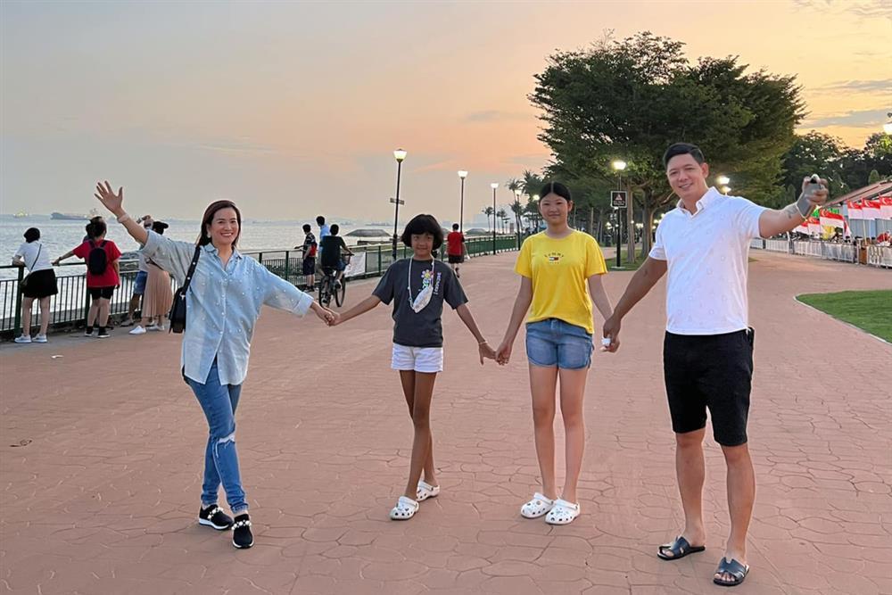 Vợ Bình Minh bị đôi chân dài như kiếm Nhật của 2 con gái chiếm sóng-6