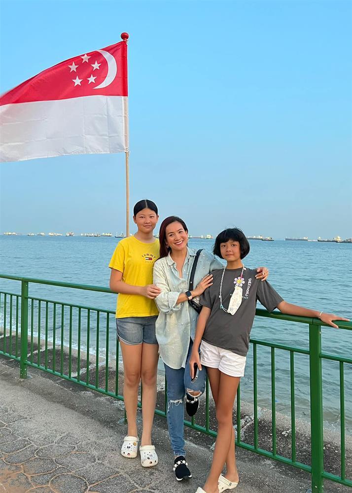 Vợ Bình Minh bị đôi chân dài như kiếm Nhật của 2 con gái chiếm sóng-7