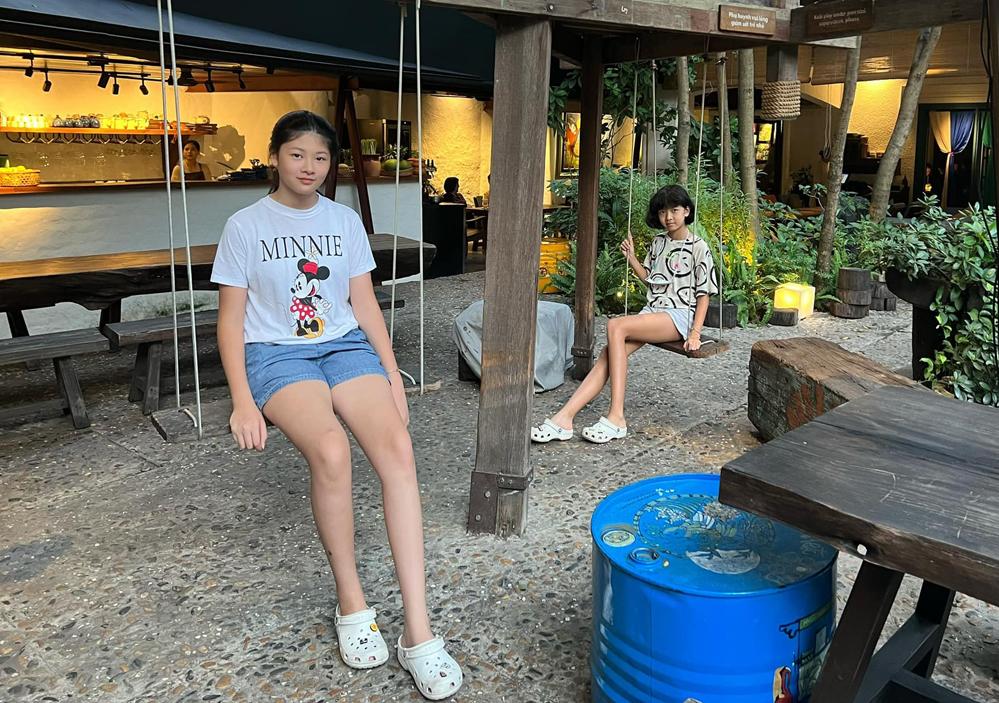 Vợ Bình Minh bị đôi chân dài như kiếm Nhật của 2 con gái chiếm sóng-8