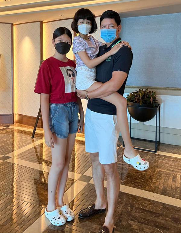 Vợ Bình Minh bị đôi chân dài như kiếm Nhật của 2 con gái chiếm sóng-9