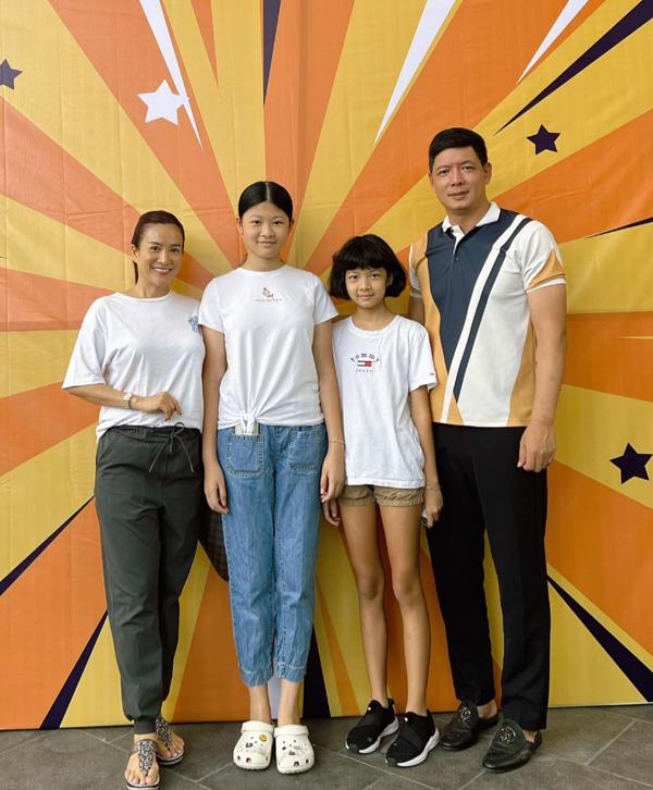 Vợ Bình Minh bị đôi chân dài như kiếm Nhật của 2 con gái chiếm sóng-11