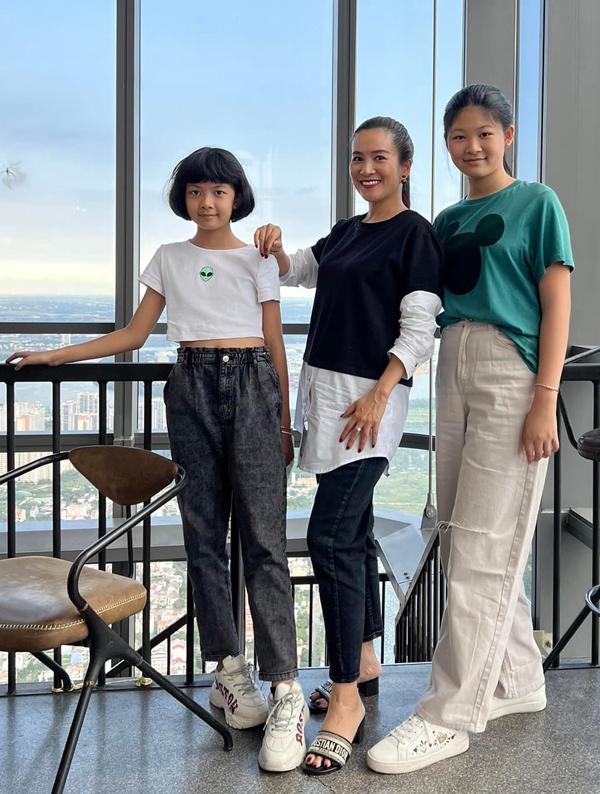 Vợ Bình Minh bị đôi chân dài như kiếm Nhật của 2 con gái chiếm sóng-10