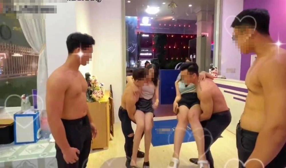 Bóc trần spa để trai 6 múi bồng bế, cho chị em sờ soạng-10